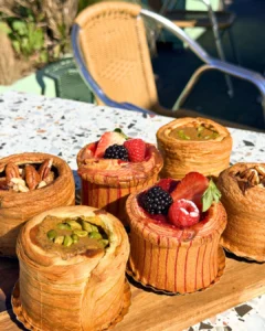 Assortiment de flans pâtissiers artisanaux — pistache, fruits rouges et noix de pécan — confectionnés à La manufacture du goût, boulangerie-pâtisserie halal à Champigny-sur-Marne (94)