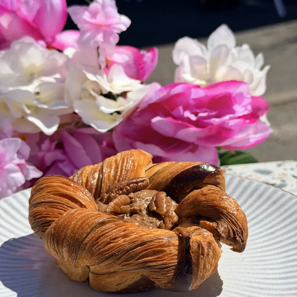Flan praliné feuilleté garni de noix de pécan, pâtisserie artisanale halal faite maison à La manufacture du goût, Champigny-sur-Marne (94)