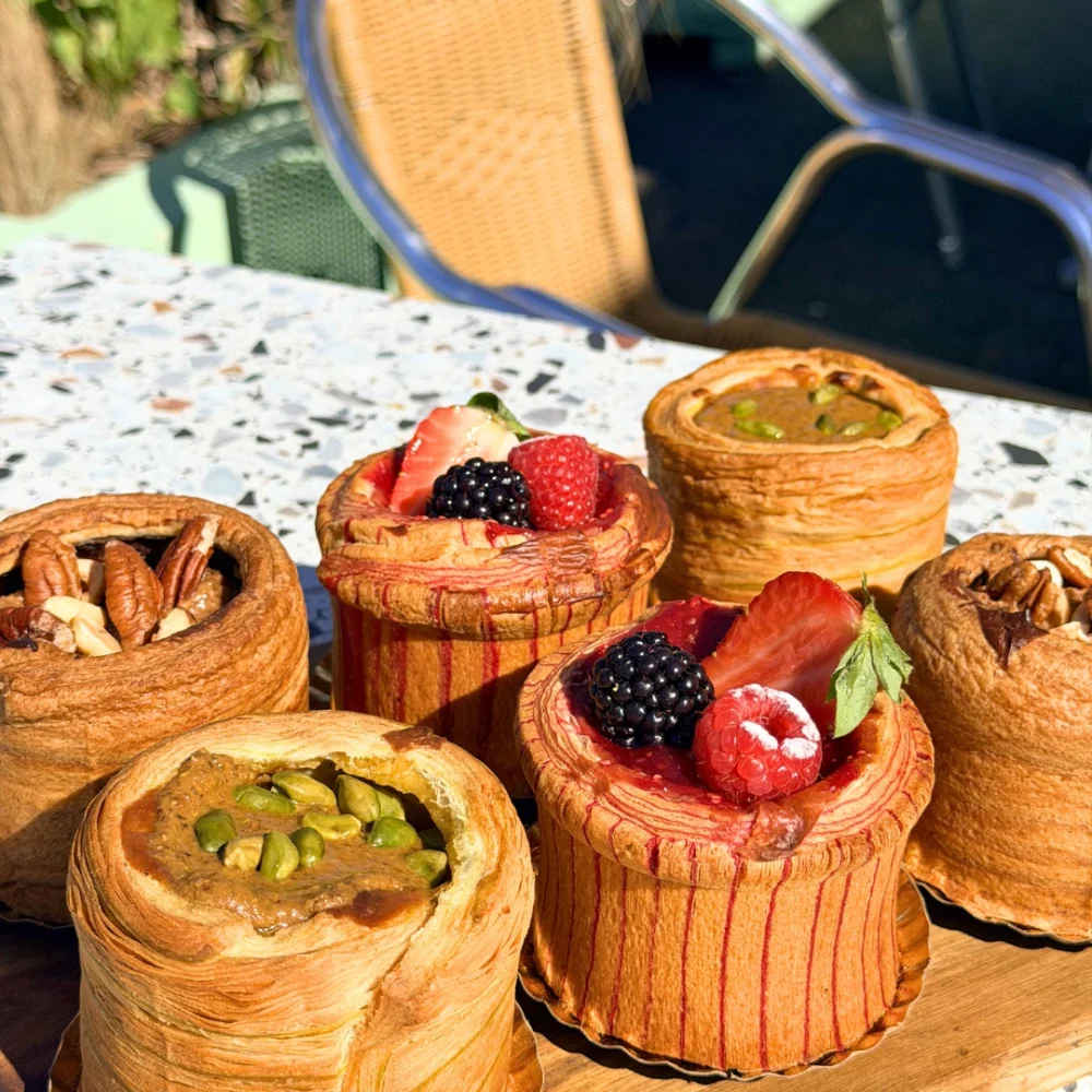 Assortiment de flans pâtissiers artisanaux — pistache, fruits rouges et noix de pécan — confectionnés à La manufacture du goût, boulangerie-pâtisserie halal à Champigny-sur-Marne (94)
