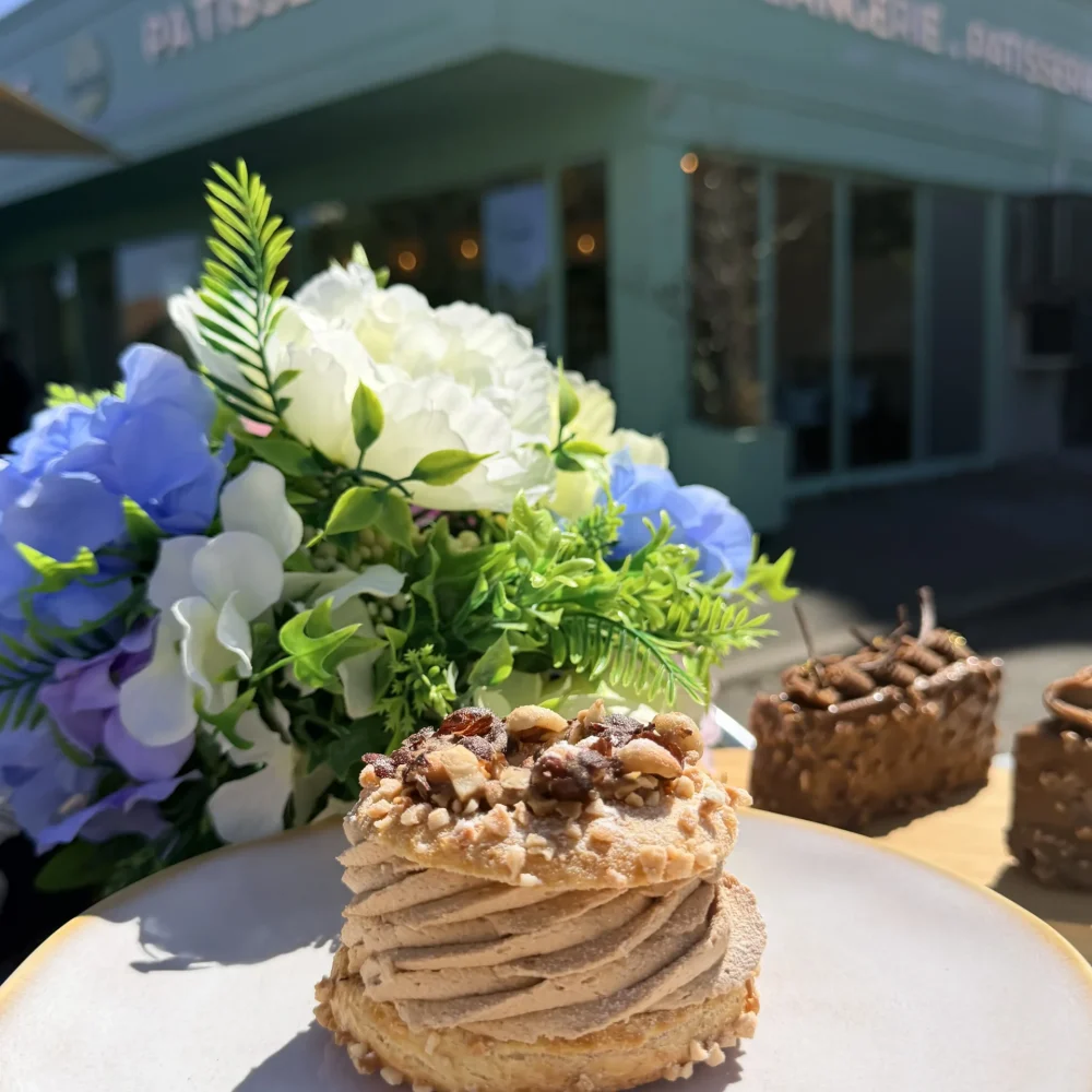 Paris-Brest artisanal à la crème praliné et noisettes caramélisées, servi en terrasse devant la boulangerie-pâtisserie La manufacture du goût, 2 rue Diderot Champigny-sur-Marne (94)